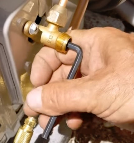 Le processus de purge du réfrigérant d'un système divisé Entrée de réfrigérant