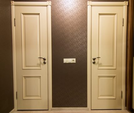 Wechseln Sie am Eingang zum Badezimmer