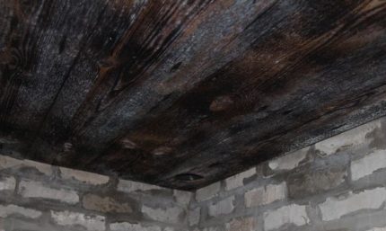 La destruction du bâtiment de la grange