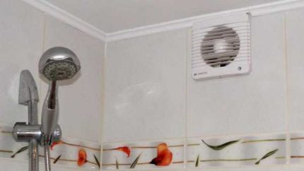 Ventilateur au-dessus du bain Ventilateur au-dessus du bain