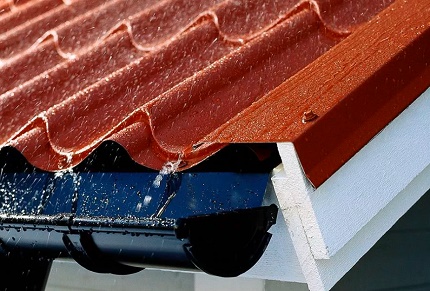 Corrugações abertas de uma telha de metal