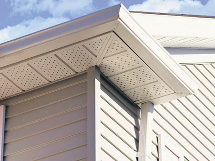 Instalação de focos ao longo dos beirais