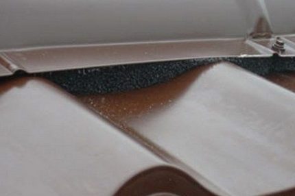 Metal kiremit ve sırt arasındaki delikler