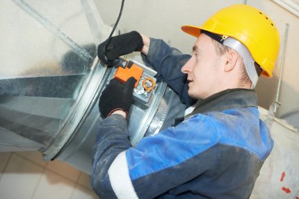 Bir uzman kanalı özel video ekipmanı kullanarak inceler