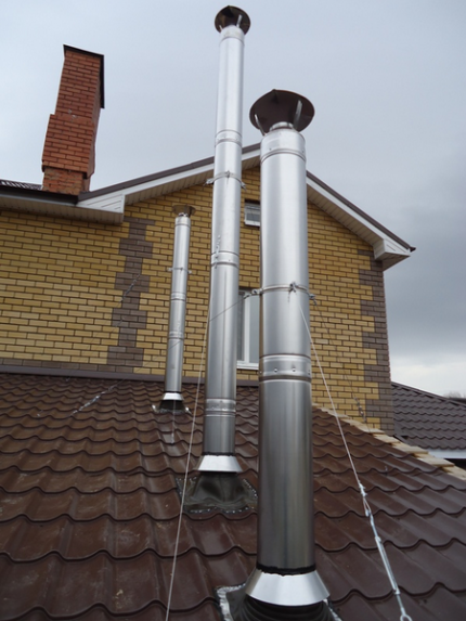 Kablo bağları ile sabitlenmiş borular