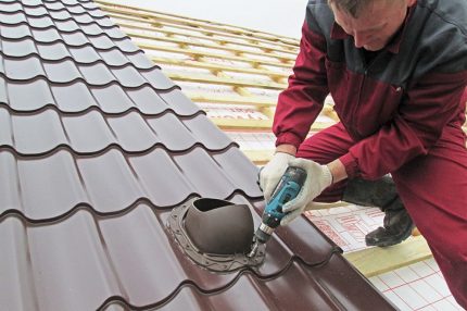 Metal bir karo üzerine havalandırma çıkışının montajı