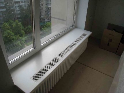 Grelha de ventilação embutida no peitoril da janela