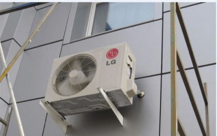 Montage de l'unité extérieure sur la façade Montage de l'unité extérieure sur la façade