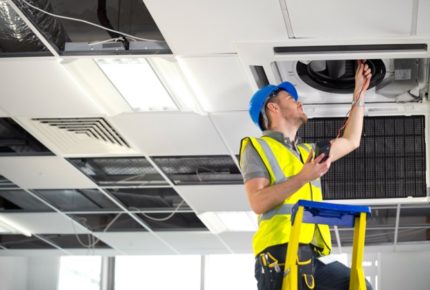 Le travailleur vérifie la ventilation