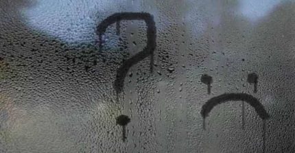 Les fenêtres de la maison sont embuées