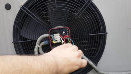 Repair the fan of the outdoor unit Repair the fan of the outdoor unit