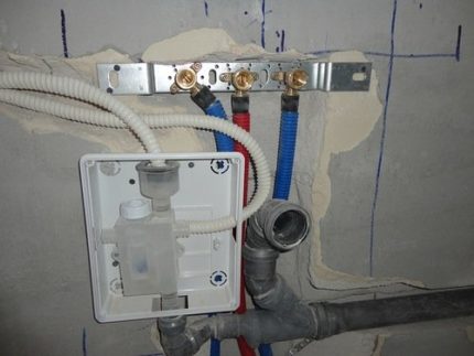 Connexion du canal de drainage à l'égout Connexion du canal de drainage à l'égout