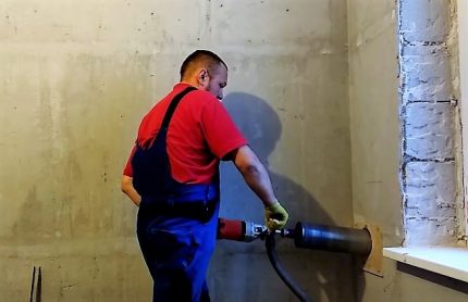 Outil de forage de mur