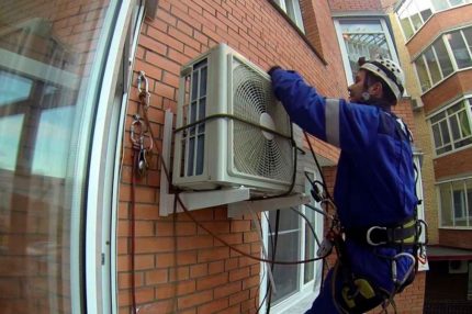 Arbeiten Sie mit dem Außengerät in der Höhe