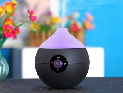 Petit humidificateur à ultrasons sur la table Petit humidificateur à ultrasons sur la table