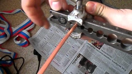 Abfackeln des Kupferrohrs Abfackeln des Kupferrohrs