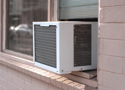 Installation eines Monoblocks in der Fensteröffnung