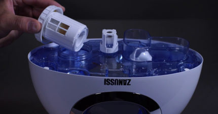 O filtro é inserido no umidificador.