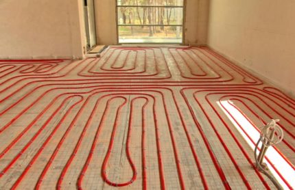 Grande conduite d'eau au sol