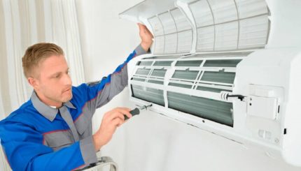 Le capitaine effectue des réparations Le capitaine effectue des réparations