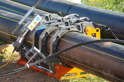 Le tuyau en polyéthylène est fixé dans la machine à souder