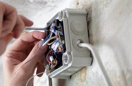 Câble VVG dans une boîte de jonction