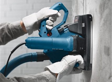 Rainureuse pour couper des rainures dans le mur