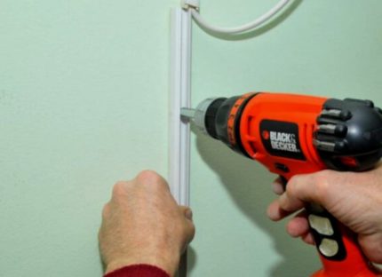 Chemin de câbles pour masquer les fils