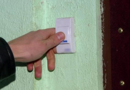 Bouton de porte électrique près de la porte